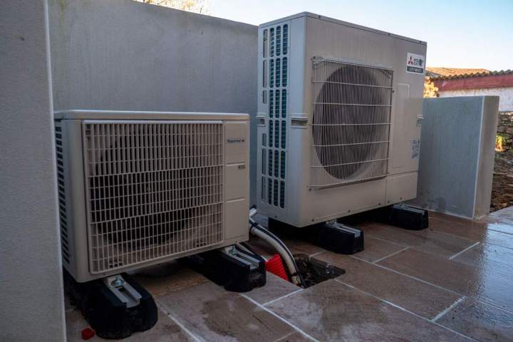 Pose soignée de pompes à chaleur.